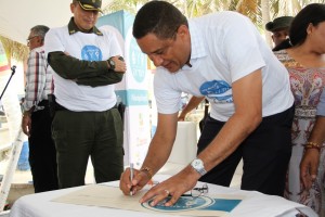 El Director de Corpoguajira Luis Manuel Medina Toro, en la firma del pacto.