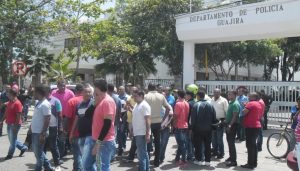 Propietarios y tenedores de vehículos venezolanos bloqueando varios sectores de la ciudad, entre ellos, el comando de la policía.