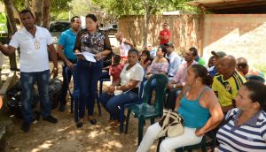 Instantes cuando el director del Medio Ambiente y Vivienda Social Distrital, Jair Quintero Camargo, intervenía en el marco del Consejo Comunal realizado en Villa Martín.