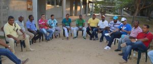 Funcionarios de la administración reunidos con los líderes del barrio Dividivi, cuyos habitantes tienen en el patio de sus casas fosas sépticas.