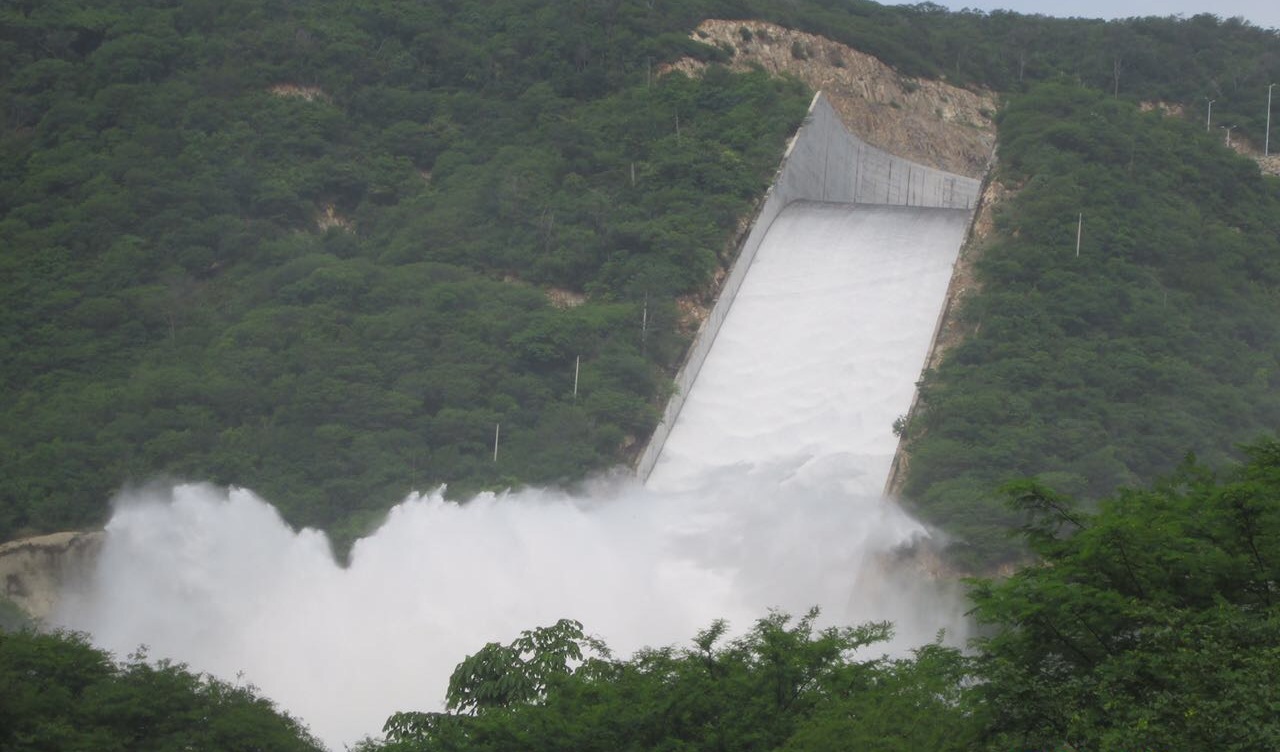 Abren Compuertas De Presa El Cercado Para Descargar Agua Al Río ...