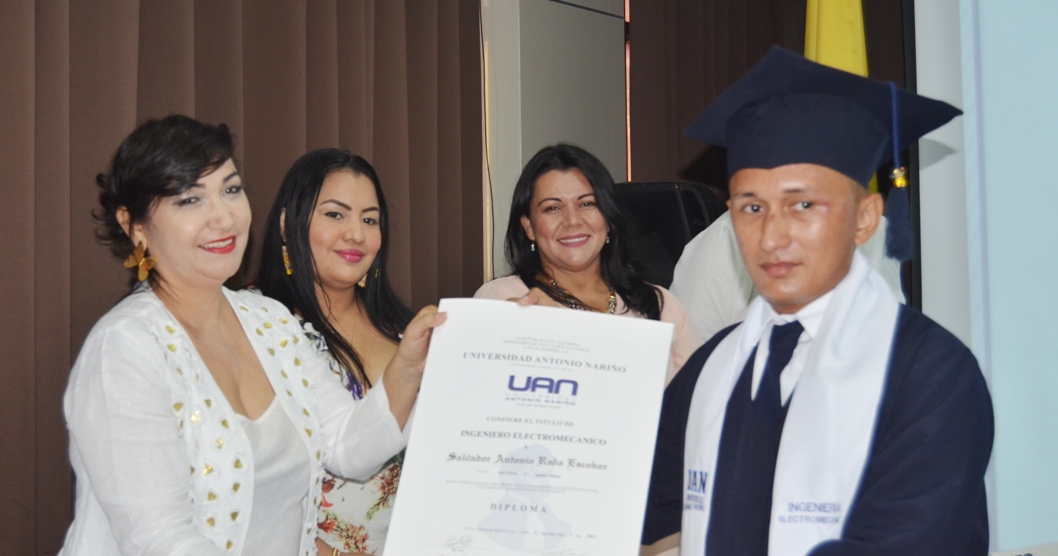 Ana Elisa Fuentes le hace entrega del diploma a Salvador Antonio Rada.