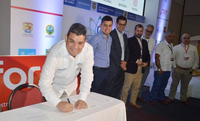 El alcalde de Riohacha, Juan Carlos Suaza Movil, firmó el compromiso en donde liderará el proyecto para llevar agua a dos barrios de la Ciudad.