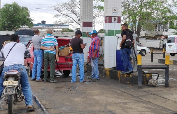 En la Estación de Servicio Monsi de Riohacha, se expendió combustible y se envasó en pimpinas, situación que estaba prohibido en el Distrito.