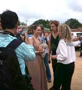 Angelina Jolie, cuando dialogaba a su llegada a Riohacha.