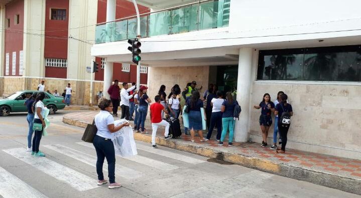 Instantes cuando los estudiantes protestaban frente a la Gobernación de La Guajira.