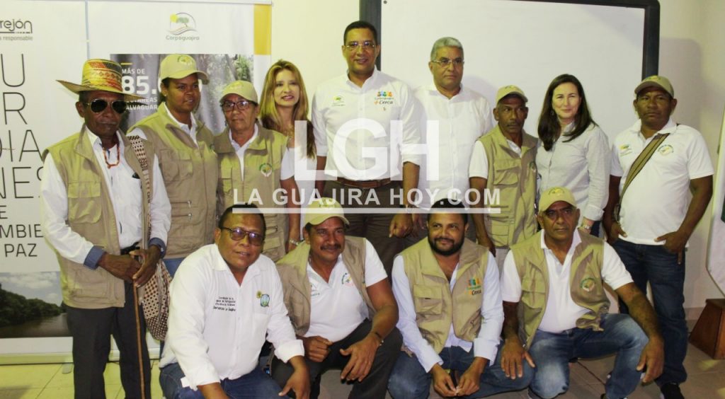 Aspecto de la firma de la alianza público - privada entre Corpoguajira, Cerrejón y comunidad.