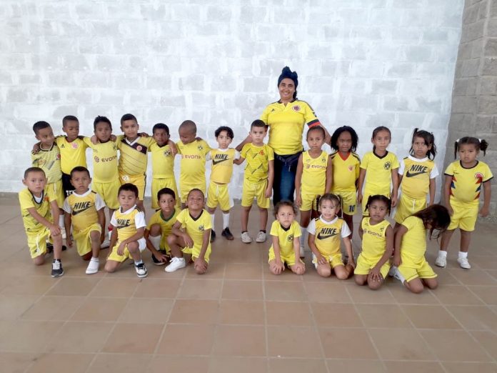 Algunos de los niños de preescolar que participaron en la II Mini Olimpiada Deportiva Denzilista.