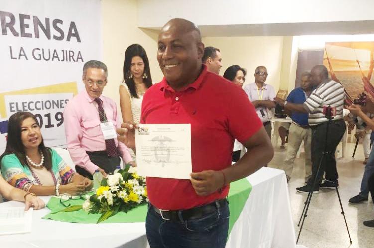 El nuevo diputado de La Guajira a partir del 1 de enero del 2019 Eriberto Ibarra Campo, aquí sonriente, segundos después de haber recibido la credencial.