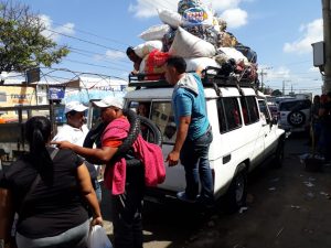 Los venezolanos regresan con sus enseres a su país, pasar el fin de año con sus seres queridos.