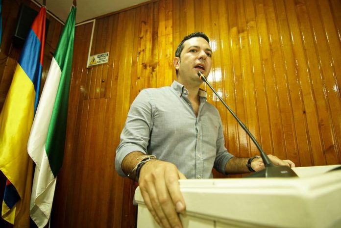 Momentos cuando Juan Camilo Fuentes Pumarejo, se dirigía a los presentes en el recinto del Concejo de Riohacha.
