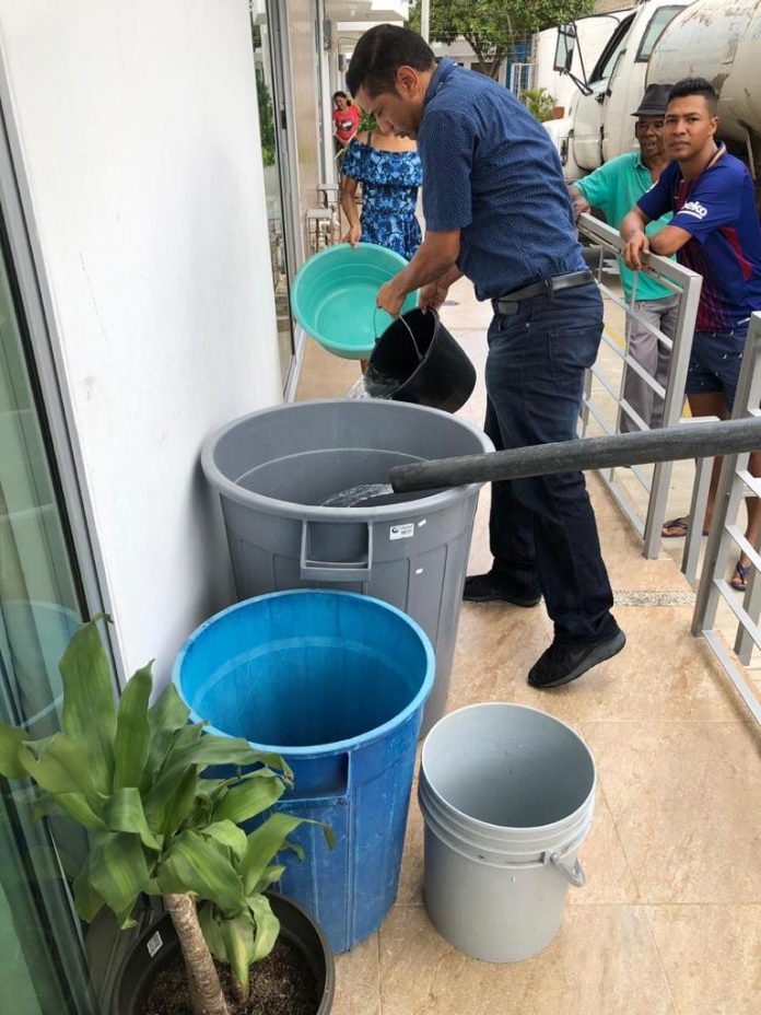 Muchos fueron los habitantes de la Riohacha que se beneficiaron con la entrega de agua de manera gratuita de parte de la empresa responsable en el suministro del preciado líquido.