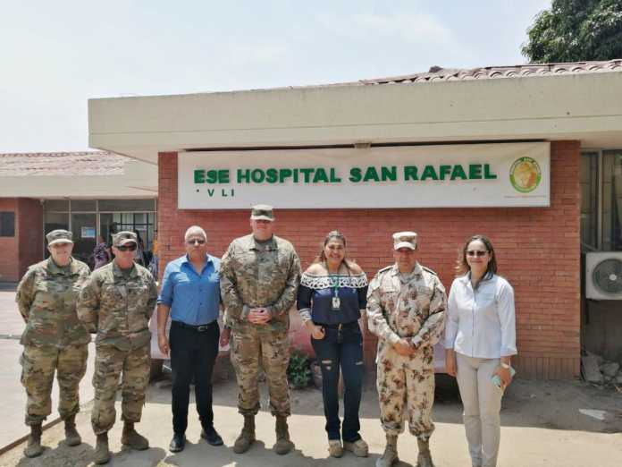 Militares y funcionarios del hospital de San Juan del Cesar, cuando daban inicio a la brigada de Salud.