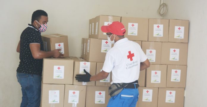 Las ayudas se encargó de entregarlas la Cruz Roja Colombiana Seccional Guajira.