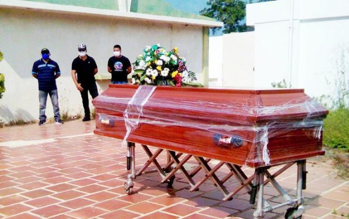 El féretro en el cementerio central de Fonseca a la espera de una solución, que al final se consiguió una bóveda para sepultar a la señora que falleció de covid-19.