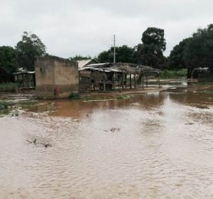 El Resguardo Indígena de Caicemapa, en jurisdicción del Municipio de Distracción se inundó por desbordamiento del río Cañaverales.