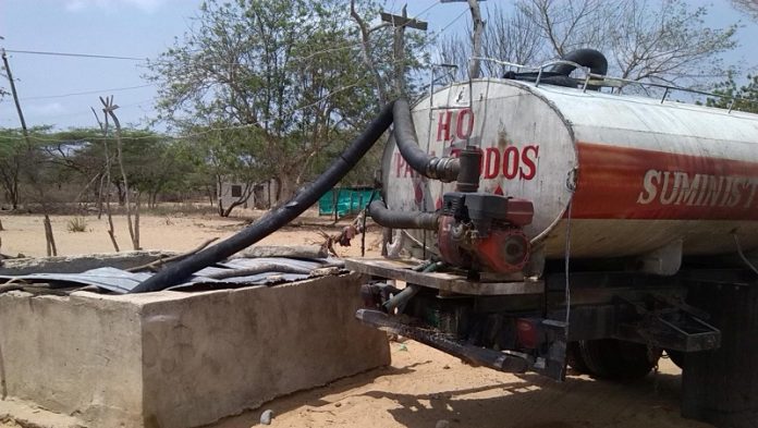Vehículos como este fueron contratados para entregar agua en los 9 municipios guajiros y en el distrito de Riohacha. Foto netamente ilustrativa.