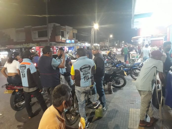 Aspecto de la manifestación que hicieron algunos mototaxistas en Maicao.