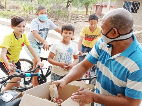 La entrega de kits de golosinas a niños de parte del concejal y su señora José Luis Pérez y su esposa Osiris Brito.