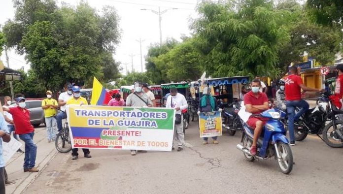 Los inconformes de Fonseca, salieron a protestar por la nueva reforma tributaria que quiere implantar el presidente Iván Duque.