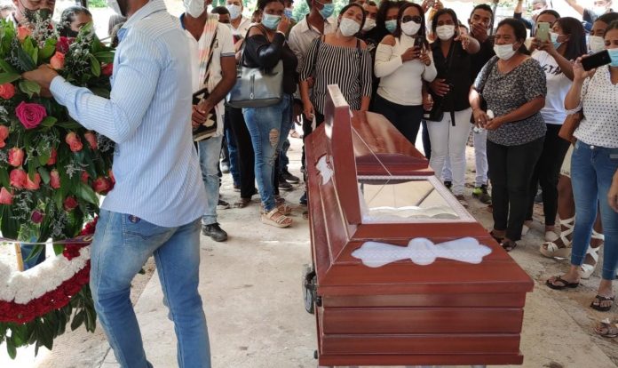 Aspecto de la ceremonia de sepultura de Luis Manjarres de 68 años de edad, quien falleció víctima de covid-19.