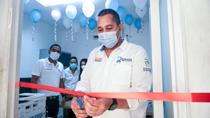 Aspecto de la inauguración de las nuevas oficinas de atención ciudadana en Riohacha de SuperServicios y SuperIndustria y Comercio, por parte del alcalde, José Ramiro Bermúdez Cotes.