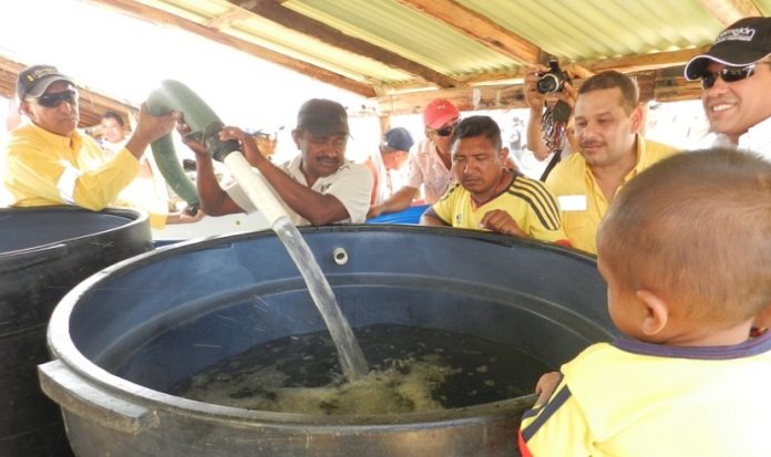 Funcionarios de Cerrejón, llegan con la cara de ponqué a entregar aguas a las comunidades vecina de la operación minera.