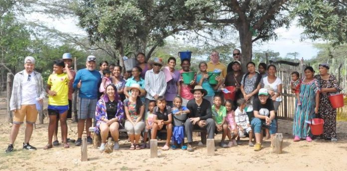 Miembros de la organización sin ánimo de lucro Wine to Water y la fundación Amigos Misión Colombia, junto con los miembros de las comunidades beneficiadas.