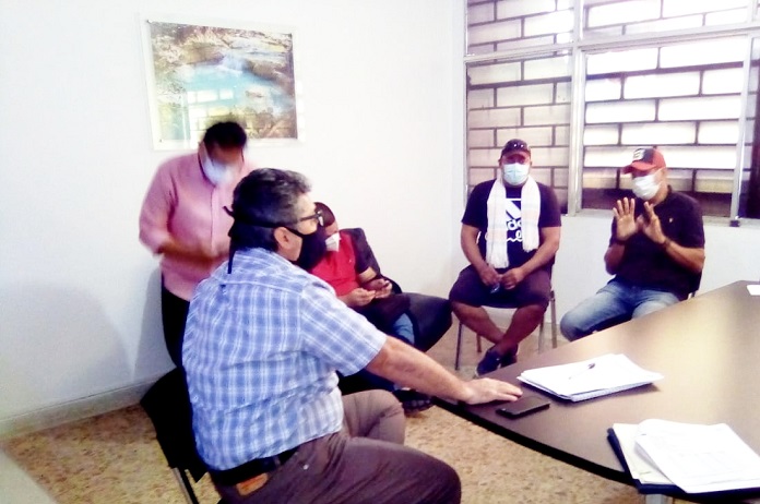 Reunión con directivos de la empresa de agua dialogando con los moradores de Altos de Parrantial