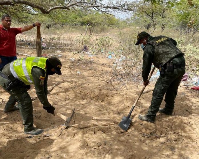 Instantes cuando los miembros de la comisión de rastreo buscaba la droga que estaba bajo tierra, entre Uribia y el municipio de Manaure.