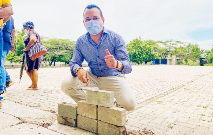Instantes cuando el alcalde de Hatonuevo, Luis Arturo Palmezano Rivero colocó los primeros bloques de la cancha sintética.