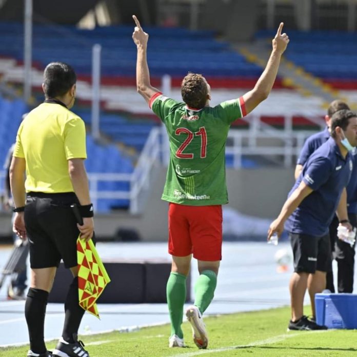 Segundos después de haber anotado el gol, aparece Jhonatan Pérez dándole gracias al todopoederoso por haber anotado.