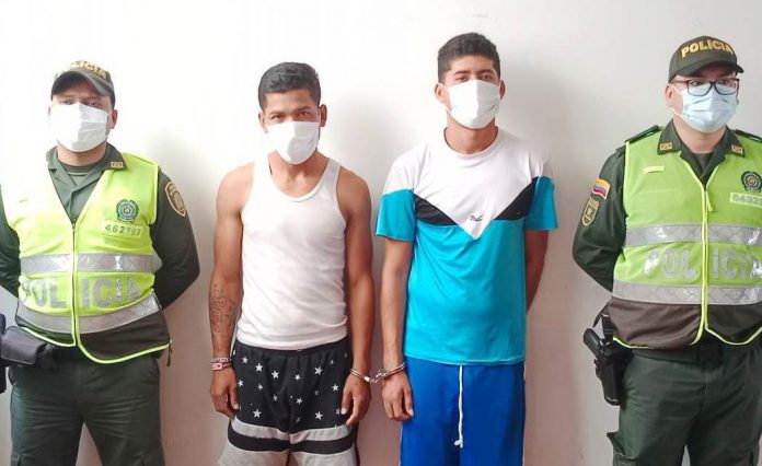 Estos dos jóvenes: Brayan José Arévalo Balolles, y Daniel José Castillo Costa tendrán que explicarle al juez que hacían con esa marihuana y cocaína.