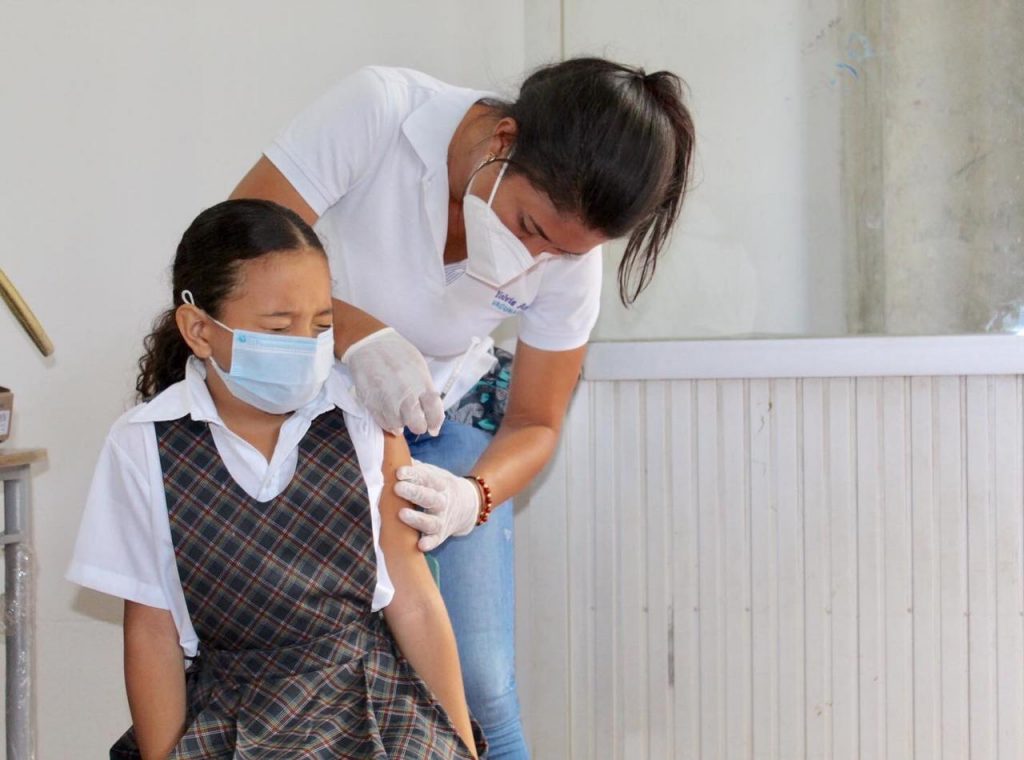 Los estudiantes de diferentes claustros educativos se están vacunando con la estrategia que tiene la secretaría de Salud como es la de llevar las vacunas a las aulas de clases.