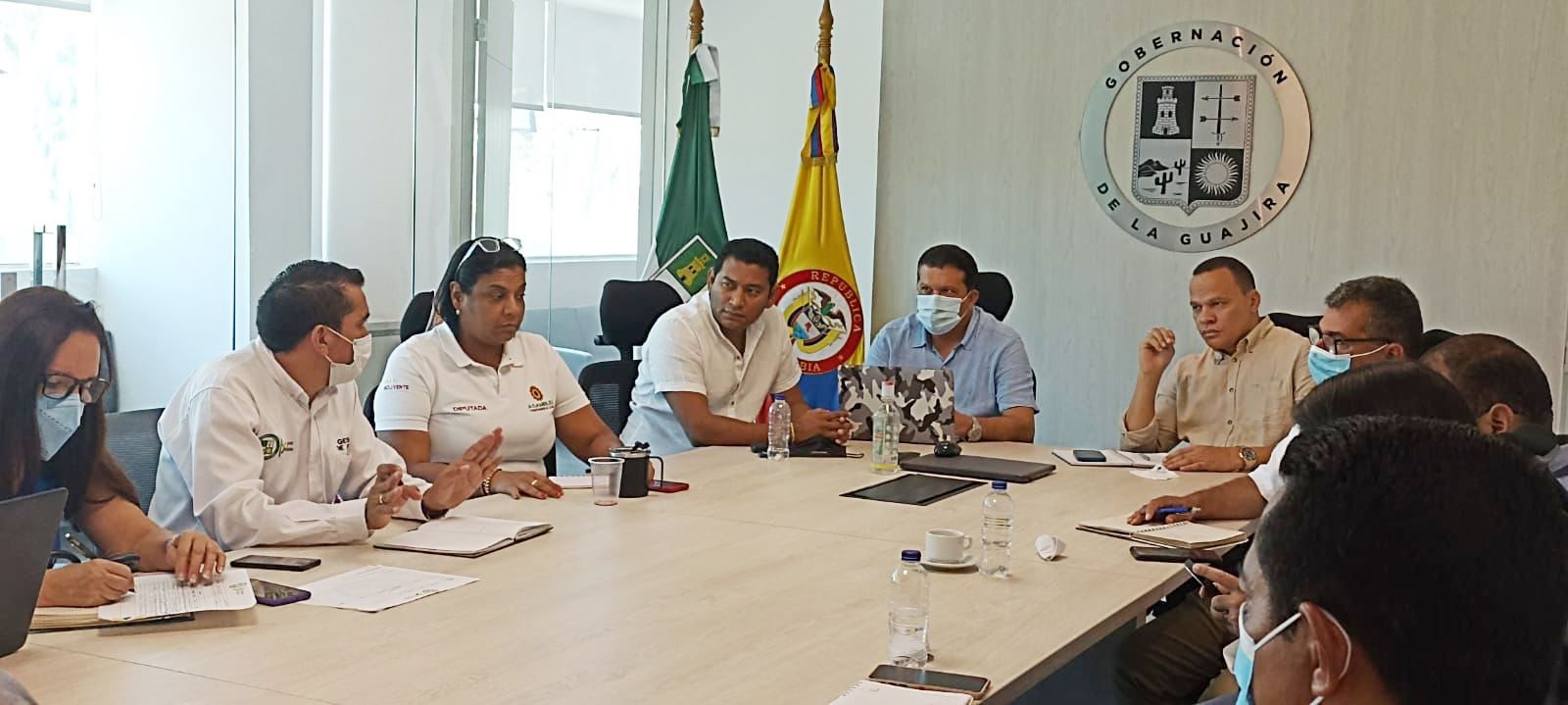 En la sala de juntas del Departamento, se ha venido trabajando para revolver las dificultades que existen en torno al estadio Hernando René Urrea Acosta, en el municipio de Maicao.