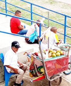 Benigno Díaz, se rebusca con venta de frutas en tardes de futbol en el estadio