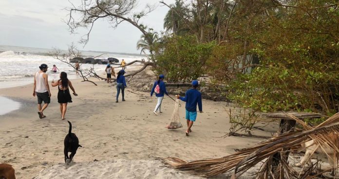 Los ciudadanos de Palomino y empleados del proyecto, recorrieron las playas buscando los residuos afectan y afean el medio ambiente.