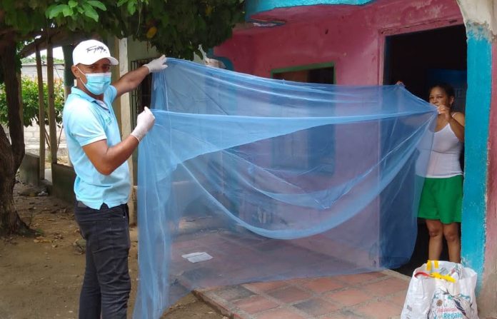 Buscando siempre el bienestar para sus conciudadanos, el alcalde de Dibulla, Marlon Amaya Mejía entregó herramientas a las comunidades para su protección, esta vez con toldos para que se protejan de los mosquitos.