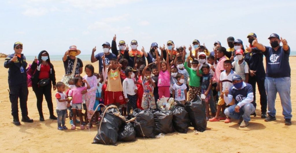 Con jornadas de limpieza de playa en las que los hijos de los pescadores de la zona, recibieron información sobre la importancia de conservar un medio marino saludable.