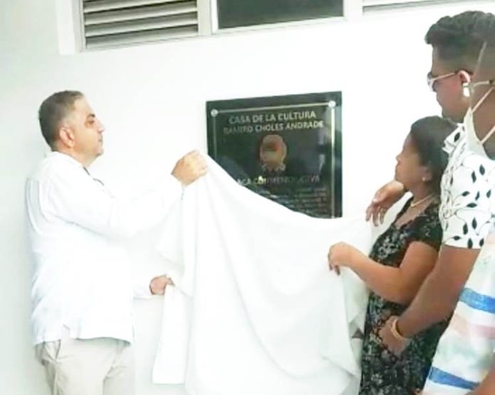 Instantes cuando el alcalde de Maicao, Mohamad Dasuki devela la placa que lleva el nombre de Ramiro Choles Andrade.