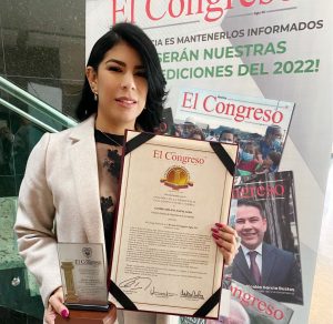 Sandra Milena Sáenz Alba, con el reconocimiento que le entregó la revista El Congreso.