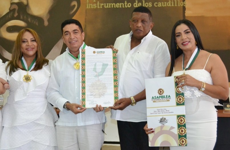 Aquí aparecen los tres condecorados por el diputado Micher Pérez: Noralith Barliza Freyle, Greisi Barliza Moreno y Carlos Díaz.