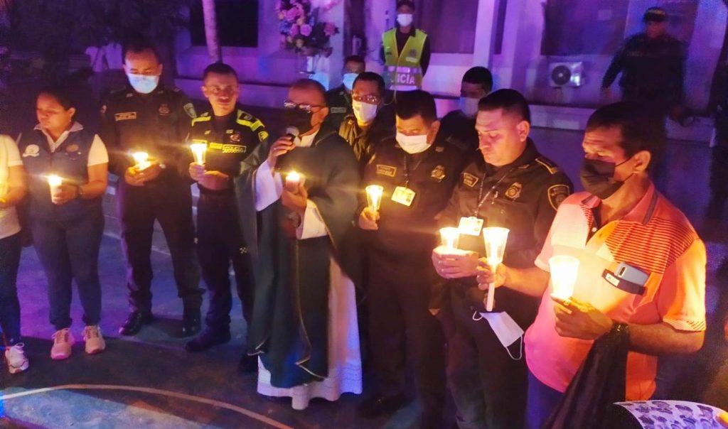 Encendieron velas y elevaron oraciones como homenaje a los policías asesinados en el país.