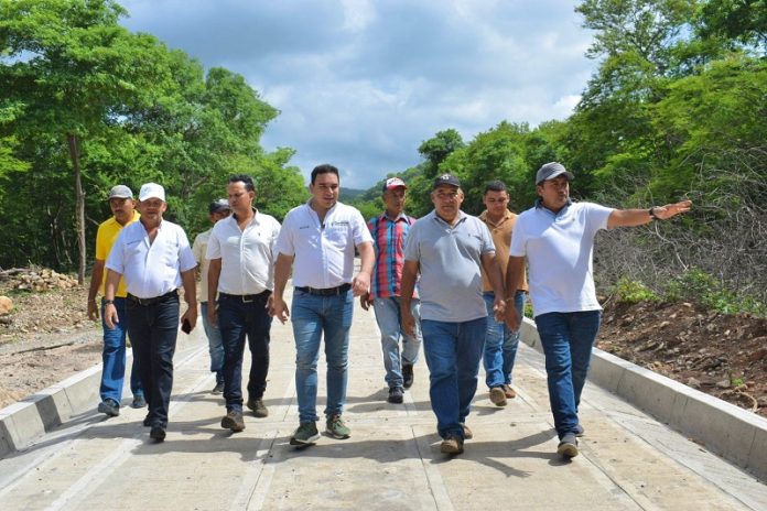 Un recorrido de varios metros realizó el alcalde de Barrancas, alcalde Iván Mauricio Soto quien recibió la obra que fue puesta al servicio de la comunidad.