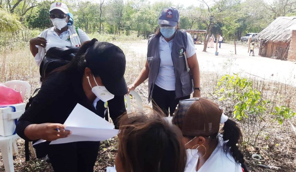 Aspecto de la intervención que realizó la secretaria de Salud del distrito de Riohacha a la comunidad de comunidad Kaipaa, en donde fallecieron cuatro menores de edad.