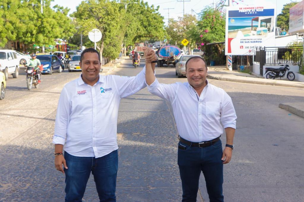 El alcalde de Riohacha, José Ramiro Bermúdez Cotes y el gobernador José Jaime Vega Vence, se hicieron este registro fotográfico en la avenida Francico El Hombre que será mejorada.