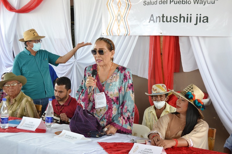La Autoridad Tradicional de la etnia Wayuu, Rosalinda Aguilar Uliana en su intervención ante las diferentes autoridades de su misma etnia, escucha la senadora Martha Peralta Epieyu.