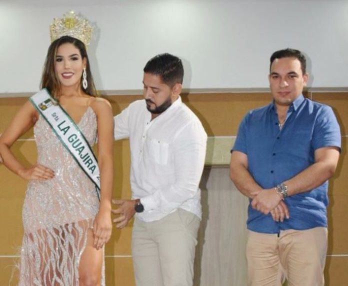 La imposición de banda a María Kanela Peláez Cerchiaro estuvo a cargo del director de Turismo de La Guajira, José Emilio Sierra Arguelles, le acompaña el alcalde de Barrancas, Iván Mauricio Soto. La imposición de banda a María Kanela Peláez Cerchiaro estuvo a cargo del director de Turismo de La Guajira, José Emilio Sierra Arguelles, le acompaña el alcalde de Barrancas, Iván Mauricio Soto.