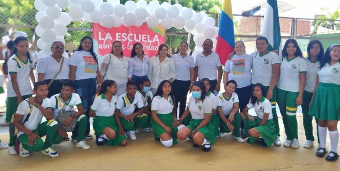 Los estudiantes de Barrancas están muy entusiasmados, pendientes a conocer mucho más sobre el proceso de Paz y tienden a abrazar La Verdad.