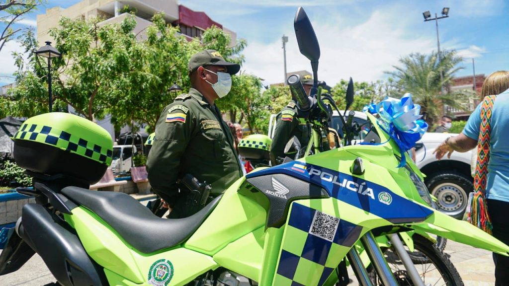 Motocicletas de parte del distrito de Riohacha recibió la Policía Nacional para que los uniformados fortalezcan la vigilancia de la ciudad y protejan a sus ciudadanos.